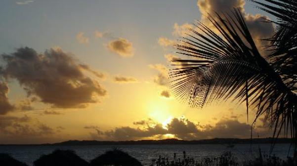 Gambar Sunset yang Indah di Pantai Grace