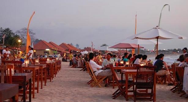 Restoran Seafood di pantai Jimbaran Bali