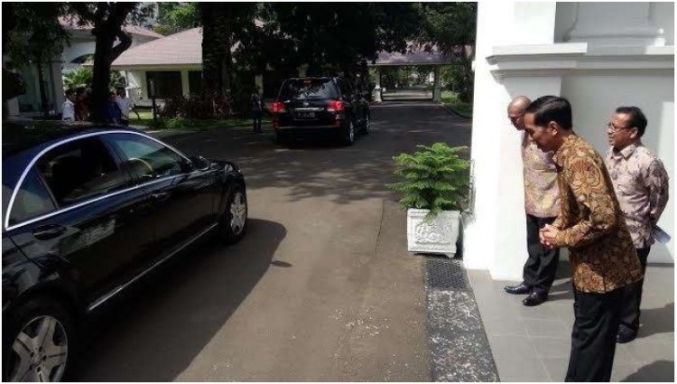 Foto Jokowi Membungkuk Saat SBY Pulang
