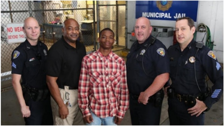 Jamal Rutledge menerima penghargaan karena menyelamatkan polisi 