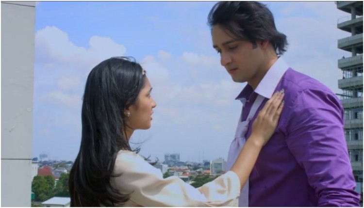 Akting Mikha Tambayong dan Saurabh Raaj Jain dalam Film Check in Bangkok