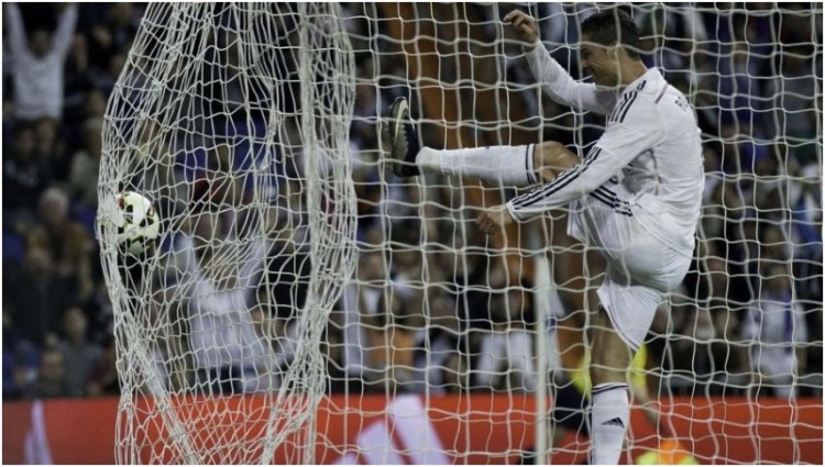 Cristiano Ronaldo menendang keras-keras bola sontekan Arbeloa yang sudah masuk ke gawang