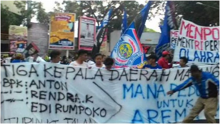 Demo puluhan Aremania menuntut BOPI mengakui Arema Indonesia