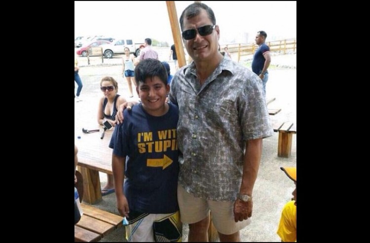 Presiden Ekuador, Rafael Correa berpose dengan seorang bocah menggunakan kaos bertuliskan I'm with Stupid