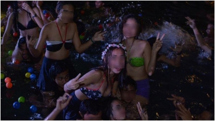 Salah satu acara bikini pool party di Jakarta tahun 2014
