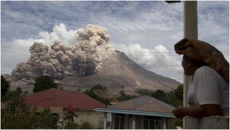 Warga Saksikan saat Gunung Sinabung Semburkan Awan Panas
