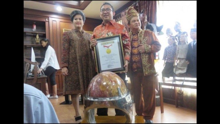 Fadli Zon menerima rekor penghargaan MURI untuk batu akik 70 Kg miliknya, Senin, 1 Juni 2015