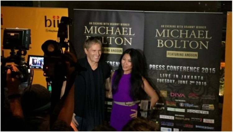 Michael Bolton dan Anggun C Sasmi saat konferensi pers