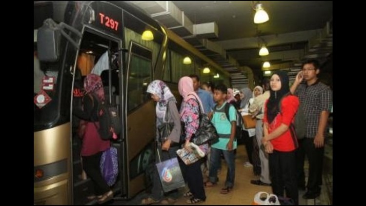 Warga Malaysia menggunakan bus yang nyaman untuk mudik