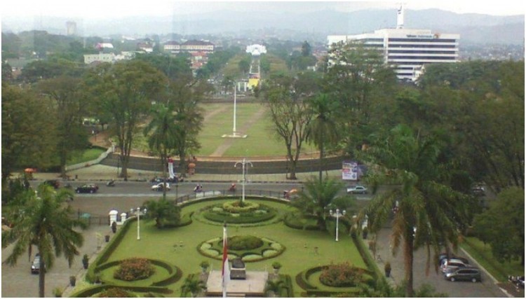 Penampakan lapangan Gasibu Bandung sebelum revitalisasi