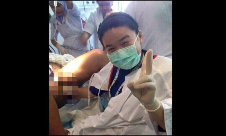 Dokter di Malaysia selfie sambil memegang kelamin pasien bersalin