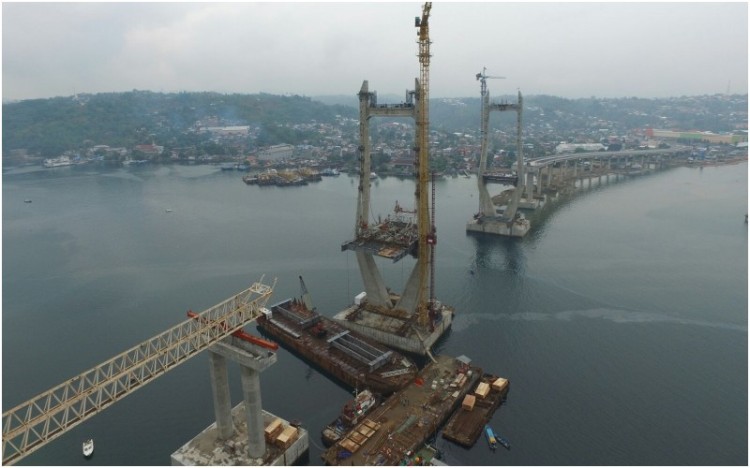 Proses pembangunan Jembatan Merah Putih di Ambon