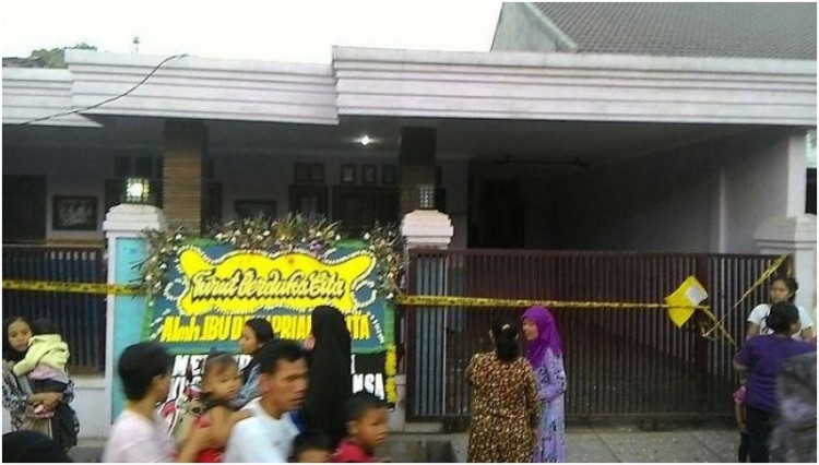 Warga berkerumun di depan rumah lokasi pembunuhan ibu dan anak di Cakung