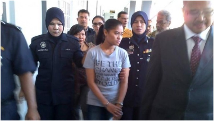 Wilfrida Soik dijaga petugas menuju ruang sidang di Kelantan Malaysia,