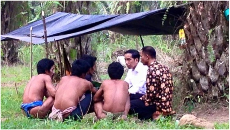 Presiden Jokowi berdialog dengan Suku Anak Dalam
