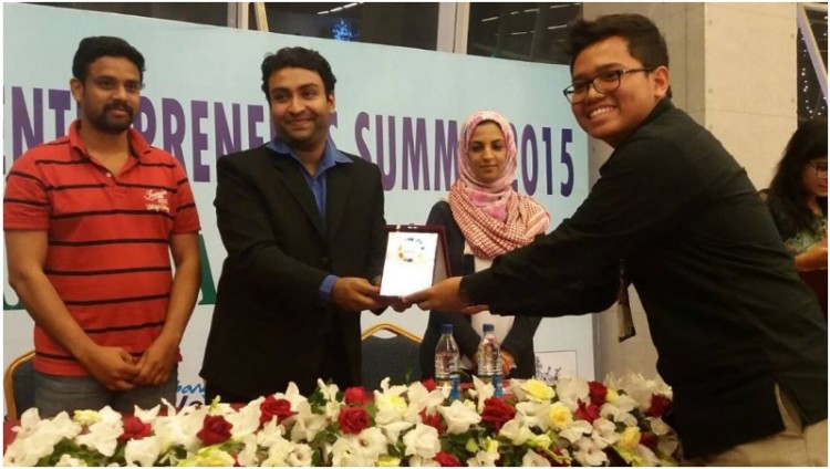 Fathurizal Aulia Perdana (kanan) meraih penghargaan best entrepreneur di Bangladesh