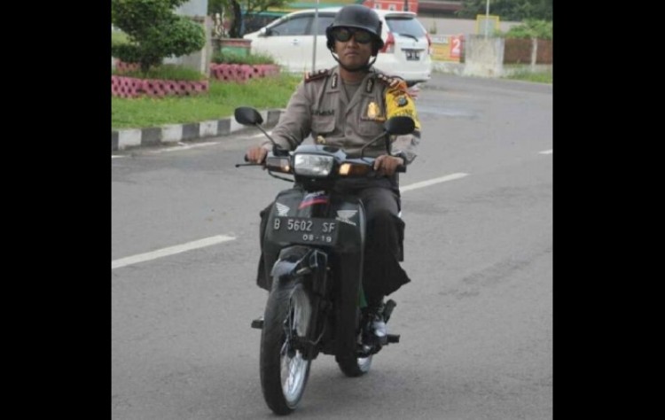 Kapolres Inhu, Riau, AKBP Ari Wibowo mengendarai motor Astrea Honda butut