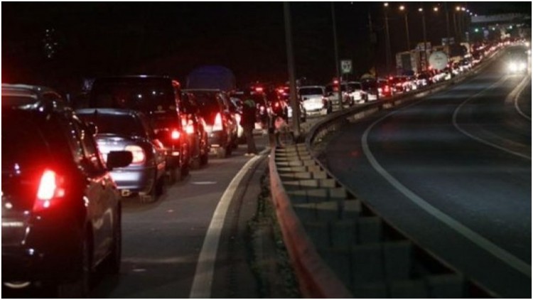Kemacetan di Tol Cikampek pada 25 Desember 2015 dini hari